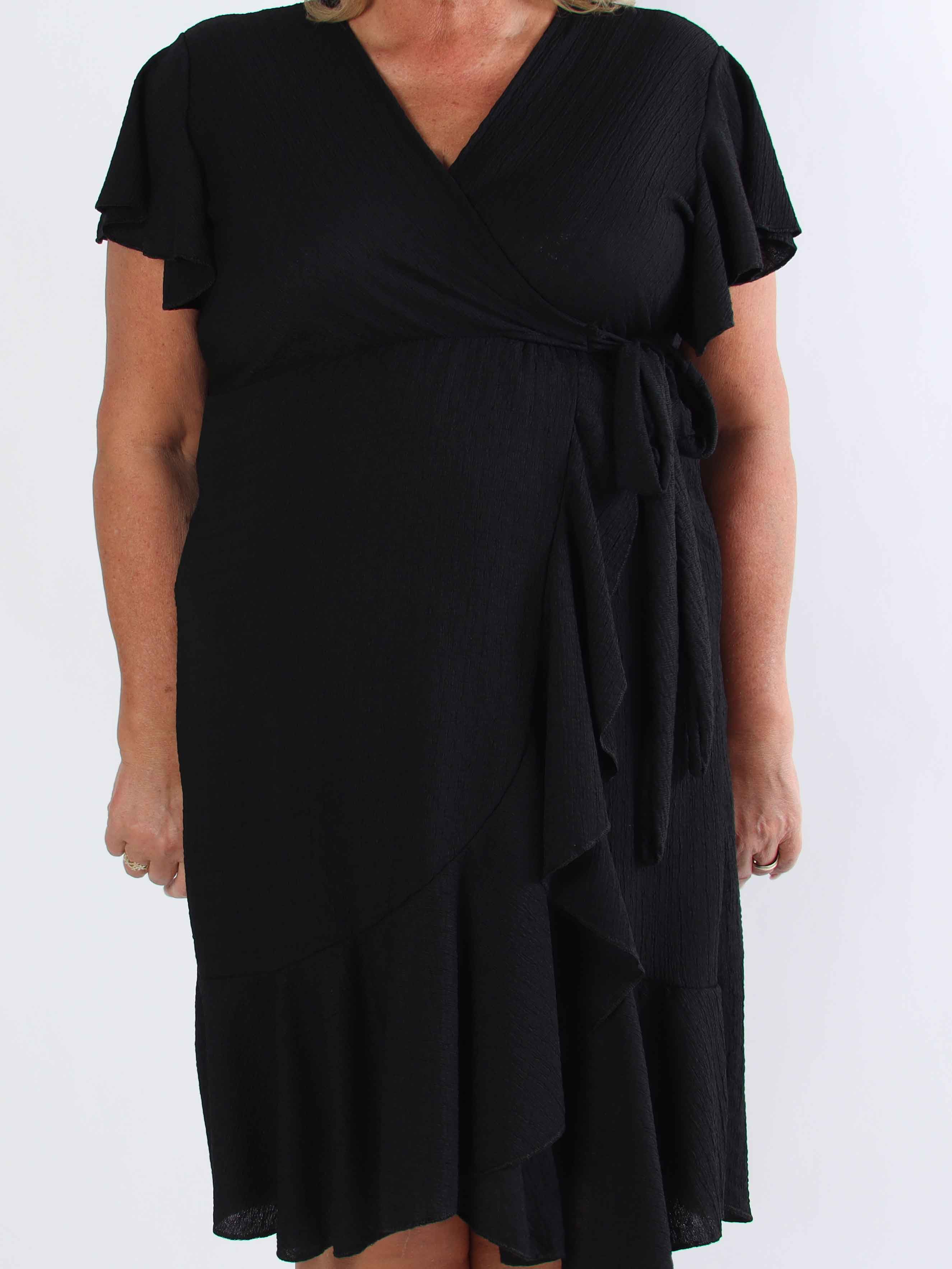 Eliana - Sød plus size kjole i slå-om look med flæser